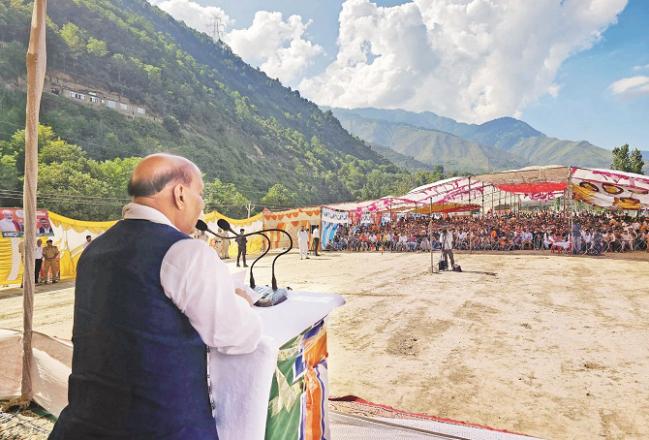 Defense Minister Rajnath Singh addressing a rally in Ramban.  Photo: INN