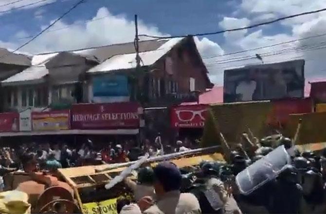 Demonstrators demanding the demolition of the mosque attacked the police. Photo: X