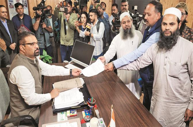 Officials of Shimla Masjid Committee giving memorandum to Commissioner. Photo: INN