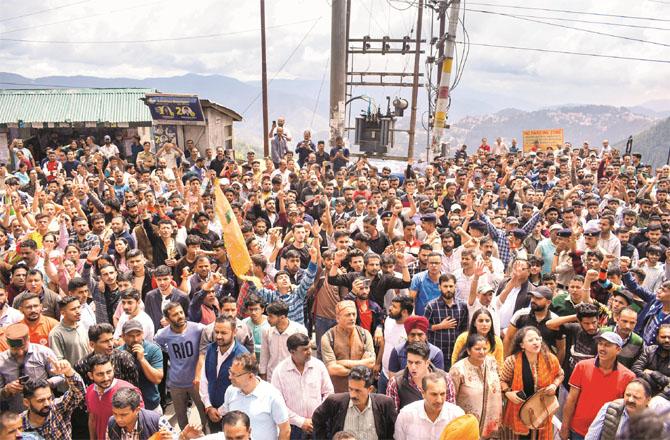 Workers of Hindutva organizations protesting against the mosque in Shimla. Photo: PTI