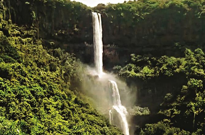 Vajrai waterfall falls in different stages. Photo: INN.