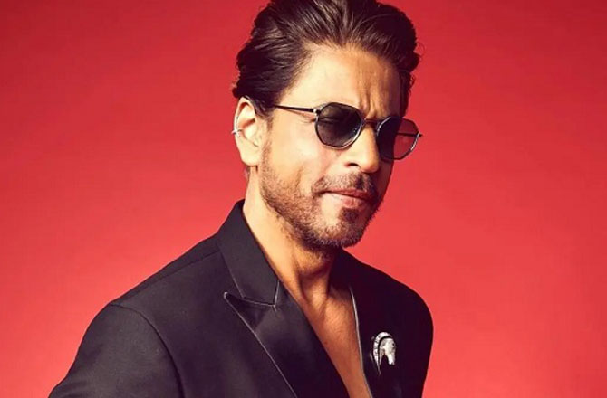 شاہ رخ خان (Shah Rukh Khan): کنگ خان اور بالی ووڈ کے بادشاہ &rsquo;&rsquo;ایس آر کے&lsquo;&lsquo; فلم پروڈیوسر بھی ہیں۔ انہوں نے سینٹ کولمبیا اسکول، دہلی سے ابتدائی تعلیم حاصل کی ہے۔ دہلی کے ہنس راج کالج سے گریجویشن کی ڈگری لینے کے بعد انہوں نے جامعہ ملیہ اسلامیہ، نئی دہلی سے ماس کمیونکیشن میں ماسٹرز کیا ہے۔