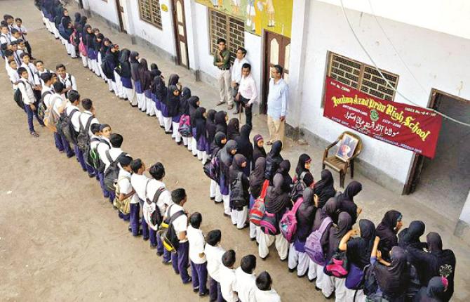 Male and female students are resentful of not being given such a complete school uniform. Photo: INN