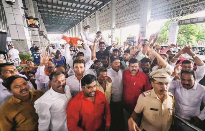 Shevsanek (UBT) at the airport, shouting slogans against Rane. Photo: INN