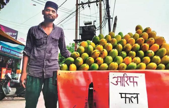 Even during the Kannur Yatra, the UP government made it mandatory for the fruit sellers to write their names, now the same has been scrapped and the Himachal government seems to be supporting it. Photo: INN