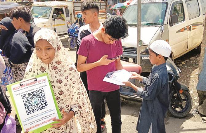 A young man sends his feedback by scanning the QR code. Photo: INN