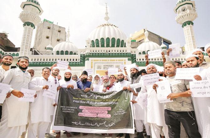 A demonstration against the central government was held outside the famous Khairuddin Masjid in Amritsar under the Awqaf Bachao Movement (Photo: PTI).