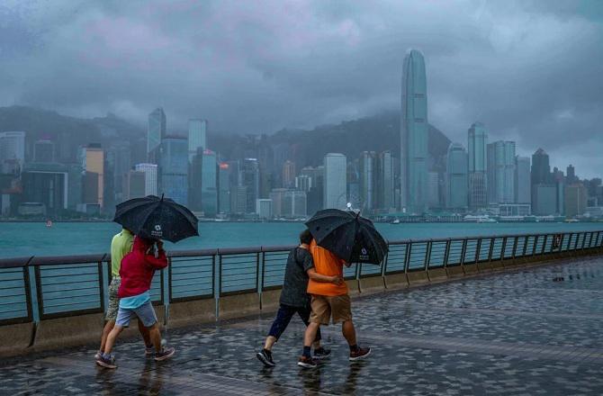 Winds are blowing at a speed of 230 kmph in Hong Kong. Photo: INN.