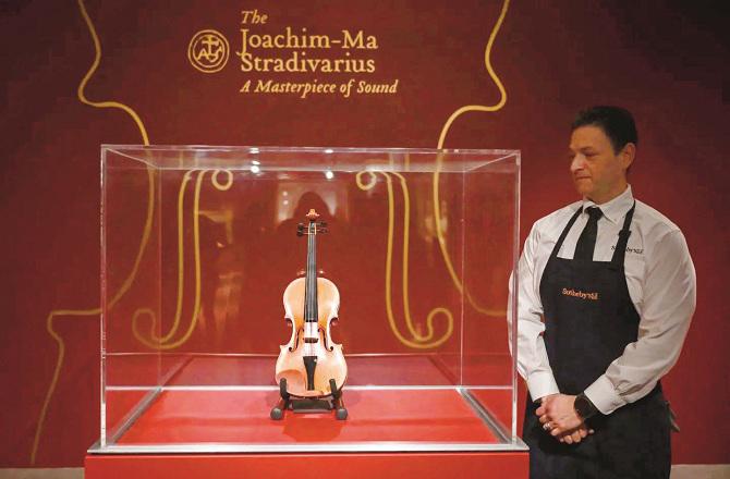 The ‘Yva cum maestradivaris’ violin can be seen at the auction house Sathbeez. Photo: INN.