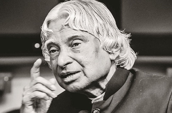 ڈاکٹر اے پی جے عبدالکلام (A. P. J. Abdul Kalam) ہندوستانی ایرو اسپیس سائنسداں اور صدر تھے۔ یہ میزائل مین کہلاتے تھے۔ انہیں پدم بھوشن اور پدم وبھوشن تفویض کیا گیا تھا۔