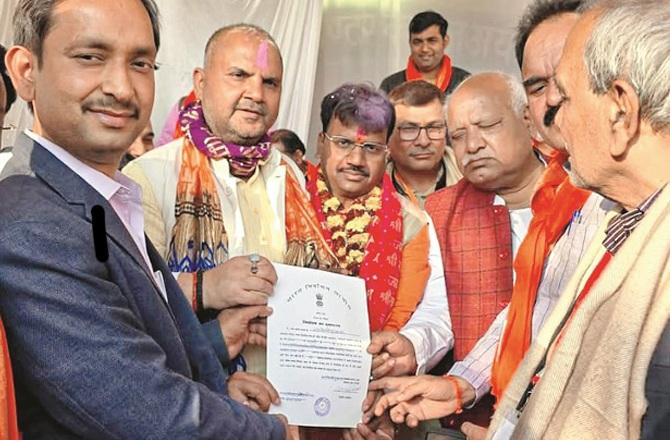 Chandra Bhanu Paswan who won the by-election in Malekipur can be seen with the achievement certificate. Photo: INN