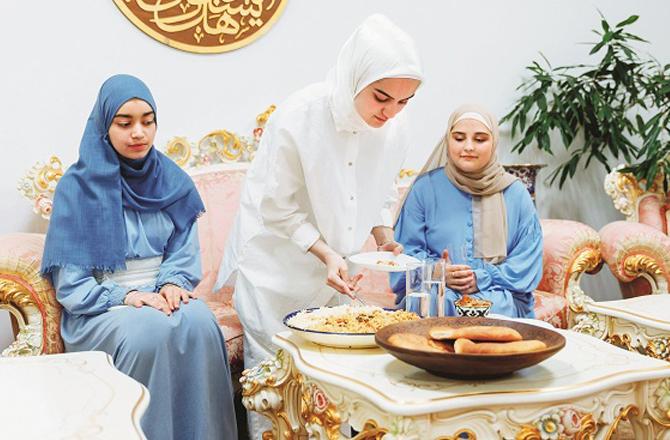 During a feast, women should gently and lovingly remind guests not to waste food. Photo: INN.