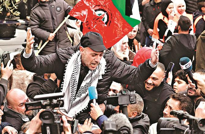 A Palestinian citizen released from Israeli prison is being welcomed. Photo: INN