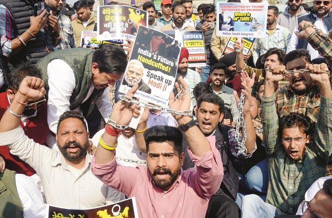 The Congress youth wing protested in Amritsar on Sunday against the handcuffing of migrants. Photo: PTI