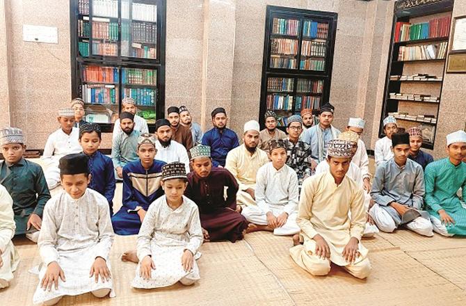 Huffaz and qiras who graduated from Darul Uloom Ahle Sunnah Haji Adam Siddique (Madanpura) and Jamia Hanafia Razaviyya (Qalaba). Photo: INN.