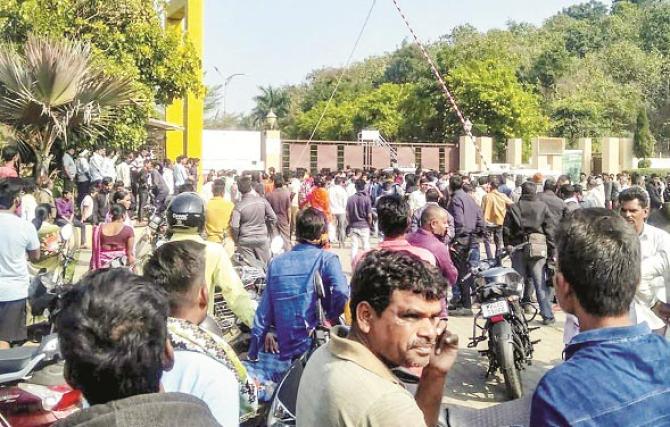 The families of the deceased protested outside the factory. Photo: INN