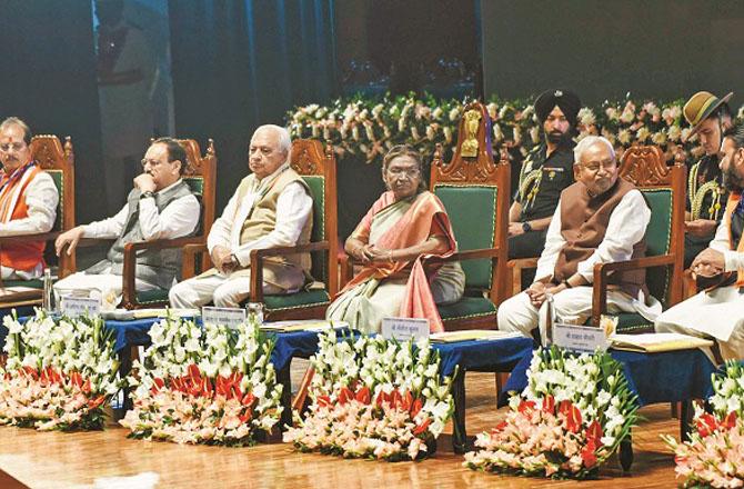 From right, Samrat Chaudhary, Nitish Kumar, Draupadi Murmu, Arif Muhammad Khan, JP Nadda and Rojay Kumar Sinha. Photo: PTI