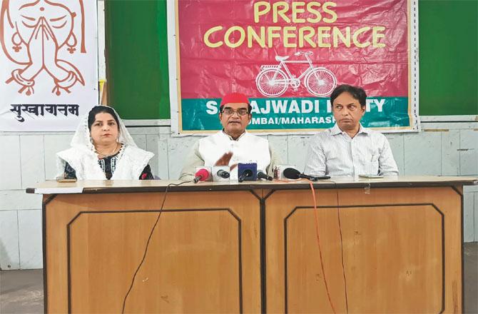 Meraj Siddiqui addressing the press conference while Saeed Khan and Zeba Malik are also seen.