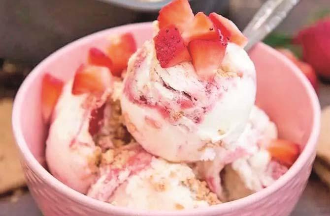 Strawberry Cheese Ice Cream Cake. Photo: INN