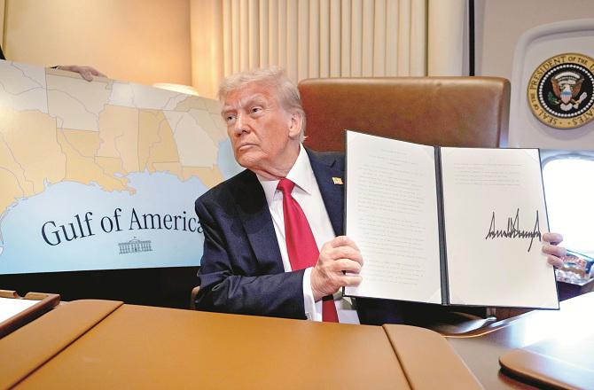 Donald Trump showing a copy of the executive order renaming the Gulf of Mexico to the Gulf of America. Photo: INN.