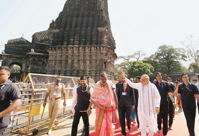 Amit Shah visited Trimbakeshwar Temple in Nashik before leaving for Malegaon. Photo: PTI