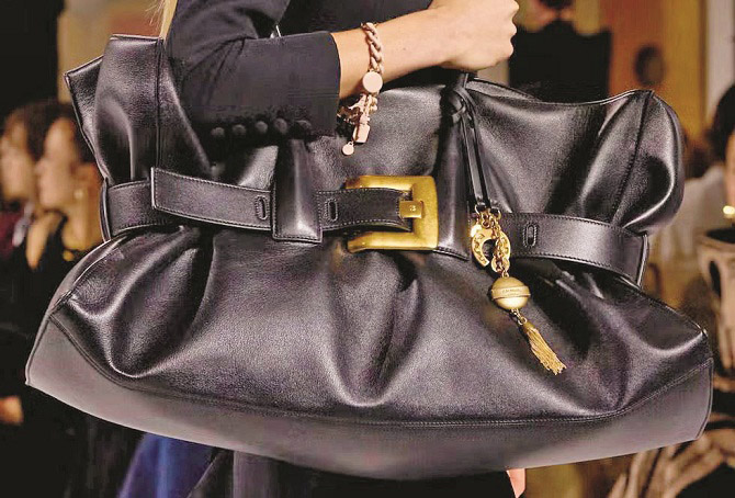 Belted Bags&nbsp;رواں برس یہ ہینڈ بیگ پسند کیا جائے گا۔ اس پرس میں نوعمر لڑکیاں زیادہ سامان بآسانی رکھ سکتی ہیں۔