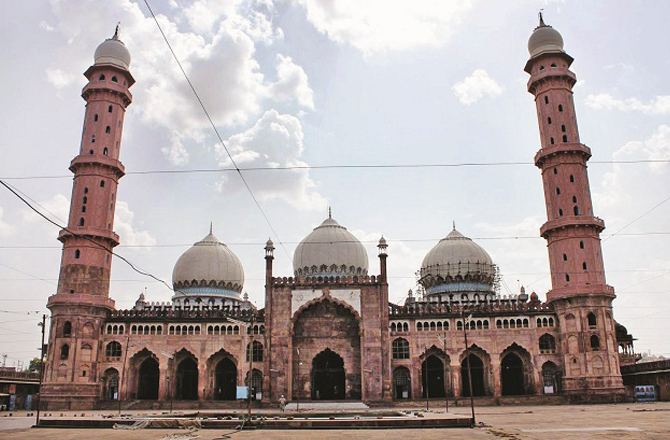 تاج المساجد (Taj-ul-Masajid): یہ مسجد موتیا تالاب کے کنارے بنائی گئی ہے، جس کا شمار ہندوستان کی بڑی مساجد میں ہوتا ہے۔ اس میں بیک وقت ایک لاکھ ۷۵؍ ہزار مصلیان نماز ادا کرسکتے ہیں۔ اسے آخری مغل شہنشاہ بہادر شاہ ظفر نے ۱۸۴۴ء سے ۱۸۶۰ء کے درمیان تعمیر کروایا تھا۔ تاہم، اس کا تعمیری کام ۱۹۰۱ء میں نواب شاہجہاں بیگم نے مکمل کروایا۔&nbsp;