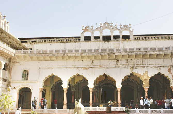 شوکت محل اور صدر منزل (Shaukat Mahal and Sadar): شوکت محل ۱۹؍ ویں صدی میں تعمیر کیا گیا تھا۔ اسے گوہر بیگم کی بیٹی سکندر نے تعمیر کروایا تھا۔ اس کا ڈیزائن مغلوں کی عمارتوں کے ڈیزائن سے بالکل مختلف تھا، جسے فرانسیسی آرکیٹکچر نے تیار کیا تھا۔&nbsp;