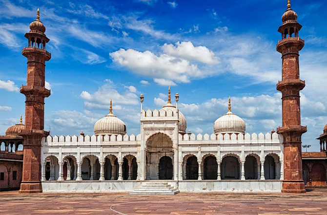 موتی مسجد (Moti Masjid): سفید سنگ مرمر کے سبب اسے موتی مسجد کہا جاتا ہے۔ سکندر جہاں بیگم نے اسے ۱۸۶۰ء میں تعمیر کروایا تھا۔ اس کا ڈیزائن دہلی کی جامع مسجد سے مشابہ ہے۔ اسے بھوپال کی جامع مسجد بھی کہا جاتا ہے۔ اس مسجد کے دو مینار سرخ اینٹوں سے بنائے گئے ہیں۔&nbsp;