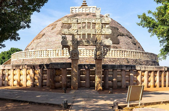 سانچی اسٹوپا (Sanchi Stupa): بھوپال سے ۴۶؍ کلومیٹر دور سانچی ہے۔ سانچی یہاں واقع بودھوں کے اسٹوپا کے سبب کافی مشہور ہے۔ مؤرخین کا کہنا ہے کہ یہاں موجود اسٹوپا کو موریہ دور حکومت میں مہاراجہ اشوکا نے تعمیر کروایا تھا۔ اسے یونیسکو نے عالمی ورثہ میں شامل کیا ہے۔&nbsp;