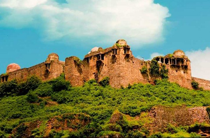 رائے سین کا قلعہ (Raisen Fort): یہ قلعہ بھوپال سے ۲۳؍ کلومیٹر دور رائے سین قصبے میں واقع ہے۔ اسے۱۲۰۰ء میں تعمیر کیا گیا تھا۔ یہ قلعہ کئی راجاؤں اور حکمرانوں کی رہائش گاہ تھا۔&nbsp;