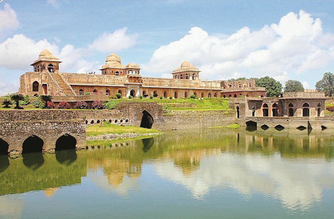 جہاز محل (Jahaz Mahal): اس محل کو غیاث الدین خلجی نے ۱۵؍ ویں صدی میں تعمیر کروایا تھا۔ یہ محل تالاب کے اوپر بنایا گیا ہے۔ چونکہ دور سے یہ پانی پر تیرتا ہوا نظر آتا ہے اس لئے سلطان نے اس کا نام جہاز محل رکھا تھا۔&nbsp;