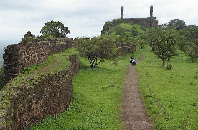 اسیر گڑھ کا قلعہ (Asirgarh Fort): برہان پور میں واقع اس قلعے کو اسیر گڑھ کا قلعہ بھی کہا جاتا ہے، جسے آہیر حکمراں آسا آہیر نے تعمیر کروایا تھا۔ یہ قلعہ ۶۰؍ ایکڑ زمین پر پھیلا ہوا ہے، جو اَب کھنڈرات میں تبدیل ہوچکا ہے۔ تاہم، اسے دیکھنے کیلئے ہر سال ہزاروں لوگ یہاں کا دورہ کرتے ہیں۔&nbsp;