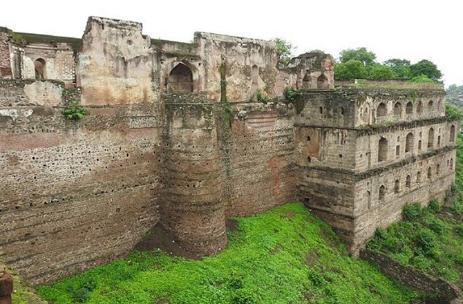 شاہی قلعہ (Shahi Qila): بادشاہی قلعہ تاپتی دریا کے مشرقی کنارے پر تعمیر کیا گیا ہے۔ اس قلعے کو برہان پور کےتاریخی مقامات میں سے اکثر نظر انداز کردیا جاتا ہے۔ یہ قلعہ ۱۶؍ ویں صدی میں تعمیر کیا گیا تھا۔&nbsp;