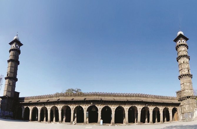 شاہی جامع مسجد (Shahi Jama Masjid): یہ مسجد برہان پور کے وسط میں واقع ہے۔ اس کا تعمیراتی کام فاروقی دور حکومت میں شروع جبکہ مغل شہنشاہ اکبر کے دور اقتدارمیں ختم ہوا۔ اس کے محرابی ستون مسجد کی خوبصورتی میں مزید اضافہ کرتے ہیں۔&nbsp;