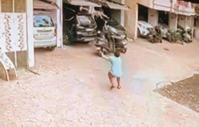 Bhavesh Mahatre and the child in the CCTV camera images. Photo: INN