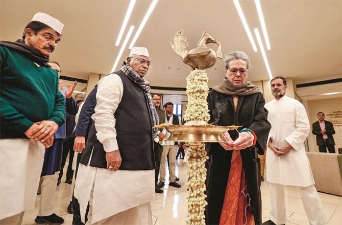 Sonia Gandhi inaugurated the office by lighting a candle. Along with Mallikarjun Kharge, Rahul Gandhi and KC Venugopal. (PTI)