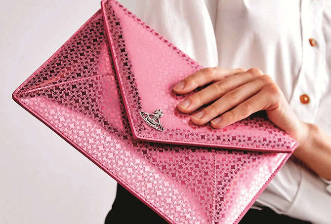 Envelope Clutch&nbsp;شادی بیاہ کی تقریب کیلئے اس بیگ کو کافی پسند کیا جا رہا ہے۔ البتہ اس بیگ میں سامان رکھنے کی گنجائش کم ہے۔