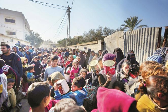 This photo of a food distribution center in Deir ul-Balah illustrates the situation of hunger. Photo: INN