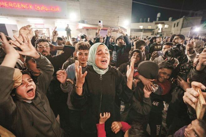 After the declaration of ceasefire in Gaza, the people became emotional, in the picture below, they can be seen raising slogans. Photo: INN