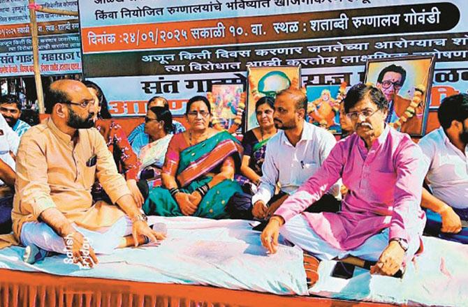 Members of Sant Gadge Maharaj organization are sitting on a symbolic hunger strike outside Shatabdi Hospital. Photo: INN