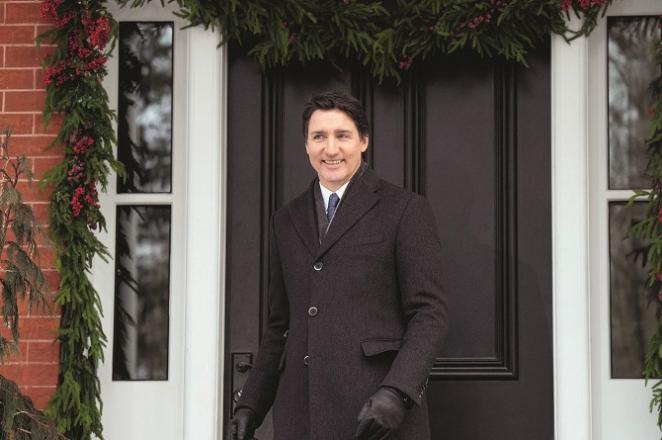 The most hidden pain he smiled: Trudeau coming out of his residence to announce his resignation. Photo: INN