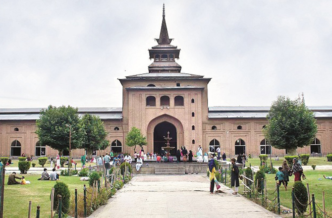 جامع مسجد (Jamia Masjid): اس کا شمار کشمیر کی پرانی مساجد میں ہوتا ہے۔ جامع مسجد شہر کے وسط میں ہے۔ اس کا تعمیراتی کام سلطان سکندر نے ۱۳۹۸ء میں شروع کروایا تھا۔ یہ مسجد کافی بڑی ہے جس میں بیک وقت ۳۰؍ ہزار مصلیان نماز ادا کرسکتے ہیں۔&nbsp;