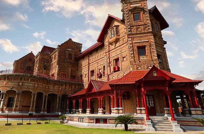 امر محل اور میوزیم (Amar Mahal Palace and Museum): امر محل اور میوزیم کا ڈیزائن فرانسیسی آرکیٹکچر نے ڈیزائن کیا تھا۔ یہ محل راجہ امر سنگھ کی رہائش گاہ تھا۔ اسے اب میوزیم میں تبدیل کردیا گیا ہے۔ اس میں خالص سونے کا ۲۰؍ کلو وزنی تخت ہے، جس میں سونے کے شیر نصب کئے گئے ہیں۔ یہاں ۲۵؍ ہزار کتابیں ہیں۔&nbsp;