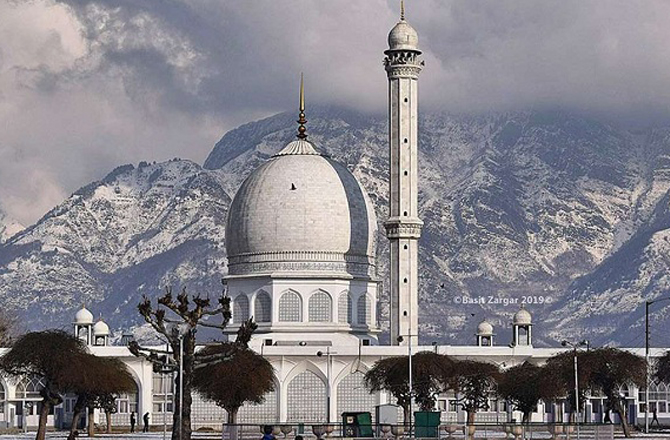 درگاہ حضرت بل (Dargah Hazratbal): یہ درگاہ ڈل جھیل کے کنارے واقع ہے۔ اسے سفید سنگ مرمر سے بنایا گیا ہے۔ یہاں حضورؐ کا موئے مبارک محفوظ کرکے رکھا گیا ہے، جسے دیکھنے کیلئے ہر سال ہزاروں افراد آتے ہیں۔ کشمیری زبان میں بل کا مطلب جگہ یا مقام ہوتا ہے۔&nbsp;