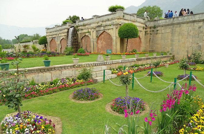 نشاط باغ (Nishat Garden): نشاط باغ جموں کشمیر کے وسطی علاقہ میں سری نگر کے قریب ڈل جھیل کے مشرقی کنارے پر تعمیر کیا ہوا ایک مغل باغ ہے۔ یہ وادی کشمیر میں مغلوں بنایا ہواکا سب سے بڑا باغ ہے۔ &rsquo; `نشاط باغ&lsquo; اردو لفظ ہے اور اس کا مطلب ہے&rsquo;خوشی کا باغ&lsquo;۔&nbsp;