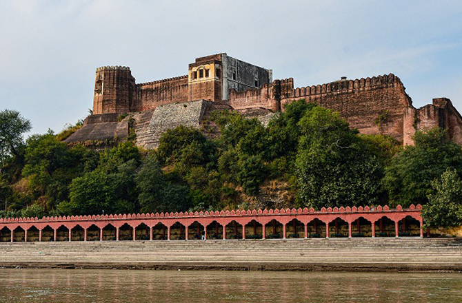 اکھنور قلعہ(Akhnoor Fort): اکھنور قلعہ دریائے چناب کے دائیں کنارے پر واقع ایک قلعہ ہے، جو جموں شہر سے۲۸؍ کلومیٹر دور ہے۔ درحقیقت قلعہ کی تعمیر راجہ تیگ سنگھ کے حکم پر۱۷۶۲ءمیں شروع ہوئی تھی اور اسے ان کے بیٹے راجہ عالم سنگھ نے۱۸۰۲ء میں مکمل کیا تھا۔&nbsp;