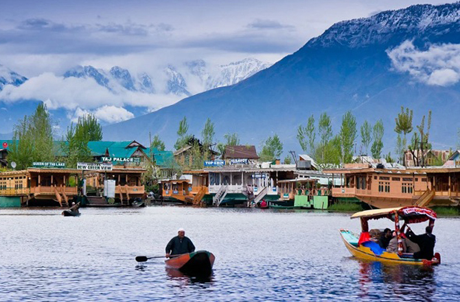 ڈل جھیل (Dal Lake): وادی کشمیر کی ایک جھیل ہے۔ سری نگر کا شہر اسی کے کنارے آباد ہے۔ دنیا کی چند ممتازسیاحتی مقامات میں شمار ہوتی ہے۔ چونکہ دریائے جہلم اس کے بیچ سے ہو کر نکلتا ہے اس لئے اس کا پانی شریں ہے۔ سری نگرشہر کے بیچ۲۵؍ مربع کلومیٹر رقبے پر پھیلی اس جھیل میں دلہن کی طرح سجائی گئی ہاؤس بوٹس اور شکارے اس کی خوبصورتی کو چار چاند لگا دیتے ہیں۔&nbsp;