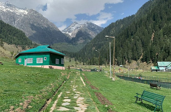 پہلگام (Pahalgam): پہلگام ایک قصبہ ہے جوجو اننت ناگ شہر کے قریب ہے۔ یہ ایک مشہور سیاحتی مقام اور ہل اسٹیشن ہے۔ اس کے سرسبز و شاداب میدان ہر سال دنیا بھر سے ہزاروں سیاحوں کو اپنی طرف متوجہ کرتے ہیں۔ یہ اننت ناگ سے۴۵؍ کلومیٹر دریائے لڈر کے کنارے۷۲۰۰؍ فٹ کی بلندی پر واقع ہے۔&nbsp;