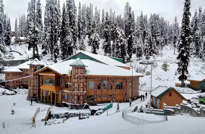 گلمرگ (Gulmarg): کشمیر کاایک قصبہ، ہل اسٹیشن اور مشہور سیاحتی مقام ہے۔ یہ بارہمولہ سے۳۱؍ کلومیٹر اور سری نگر سے۴۹؍ کلومیٹرکے فاصلے پر واقع ہے۔ یہ قصبہ مغربی ہمالیہ میں ہندوستان کے معروف پیر پنجال سلسلے میں واقع ہے اور گلمرگ وائلڈ لائف سینکچری کی حدود میں واقع ہے۔&nbsp;